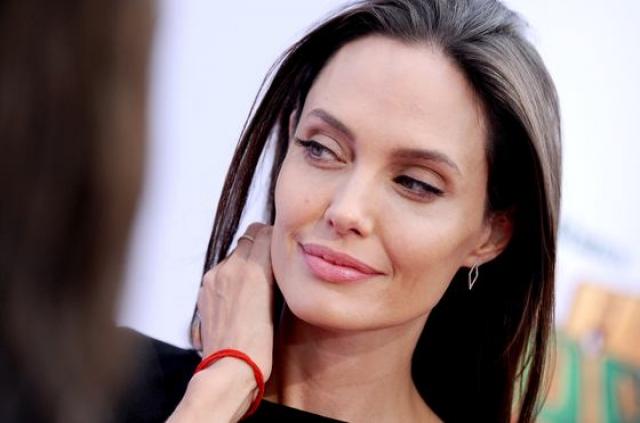 Angelina Jolie, într-o relaţie cu un om de afaceri francez